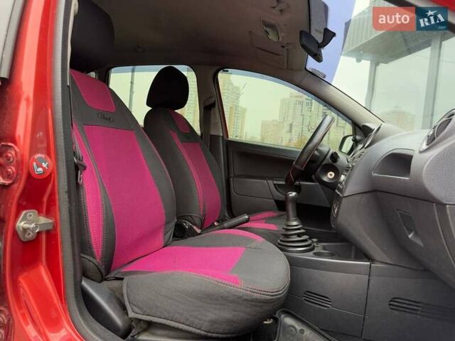 Красный Форд Фиеста, объемом двигателя 1.4 л и пробегом 213 тыс. км за 3190 $, фото 10 на Automoto.ua
