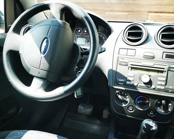 Червоний Форд Фієста, об'ємом двигуна 1.4 л та пробігом 130 тис. км за 4999 $, фото 19 на Automoto.ua