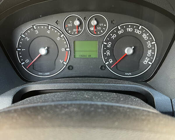 Красный Форд Фиеста, объемом двигателя 1.4 л и пробегом 226 тыс. км за 3750 $, фото 3 на Automoto.ua