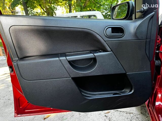 Червоний Форд Фієста, об'ємом двигуна 1.4 л та пробігом 183 тис. км за 4990 $, фото 12 на Automoto.ua