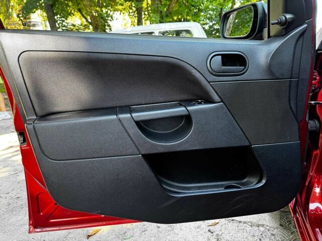 Червоний Форд Фієста, об'ємом двигуна 1.4 л та пробігом 183 тис. км за 3940 $, фото 12 на Automoto.ua