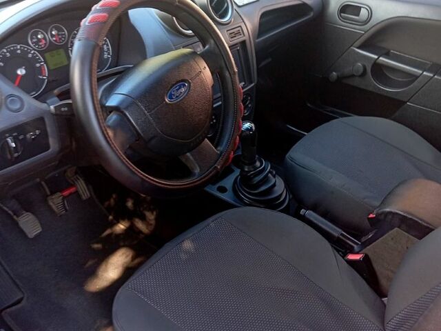 Червоний Форд Фієста, об'ємом двигуна 1.2 л та пробігом 140 тис. км за 2999 $, фото 10 на Automoto.ua