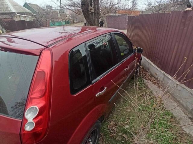 Красный Форд Фиеста, объемом двигателя 1.2 л и пробегом 260 тыс. км за 3590 $, фото 2 на Automoto.ua