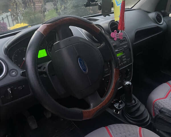 Форд Фиеста 2007 в Могилев-Подольском на Automoto.ua Красный Форд Фиеста, объемом двигателя 1.3 л и пробегом 204 тыс. км за 3700 $, фото 4 на Automoto.ua