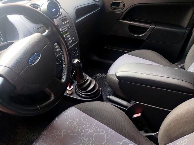 Червоний Форд Фієста, об'ємом двигуна 1.4 л та пробігом 199 тис. км за 4200 $, фото 2 на Automoto.ua