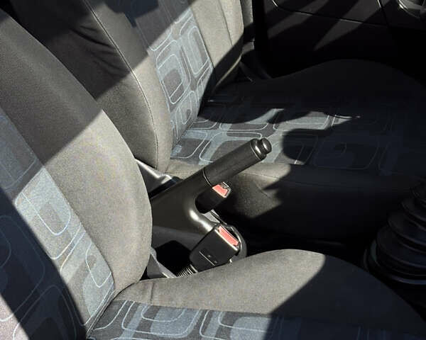 Красный Форд Фиеста, объемом двигателя 1.3 л и пробегом 227 тыс. км за 4500 $, фото 19 на Automoto.ua