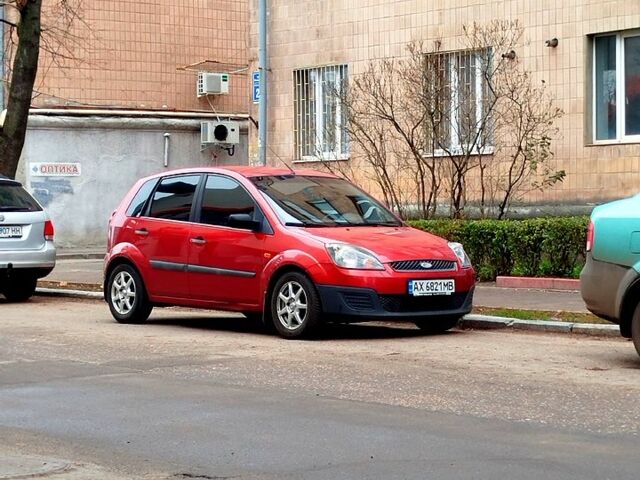 Червоний Форд Фієста, об'ємом двигуна 1.4 л та пробігом 199 тис. км за 4200 $, фото 4 на Automoto.ua