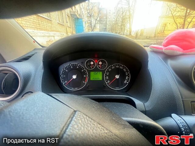 Червоний Форд Фієста, об'ємом двигуна 1.2 л та пробігом 265 тис. км за 4600 $, фото 5 на Automoto.ua