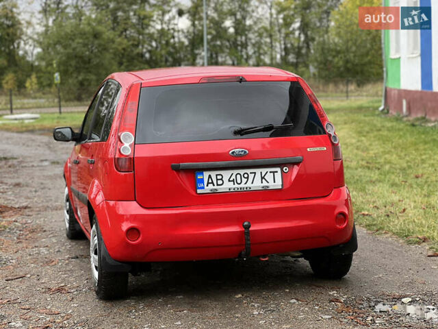Красный Форд Фиеста, объемом двигателя 1.3 л и пробегом 200 тыс. км за 3300 $, фото 5 на Automoto.ua