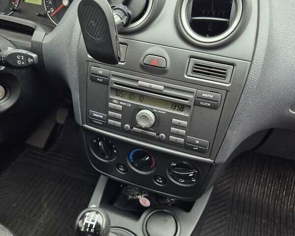 Червоний Форд Фієста, об'ємом двигуна 1.2 л та пробігом 158 тис. км за 3500 $, фото 12 на Automoto.ua