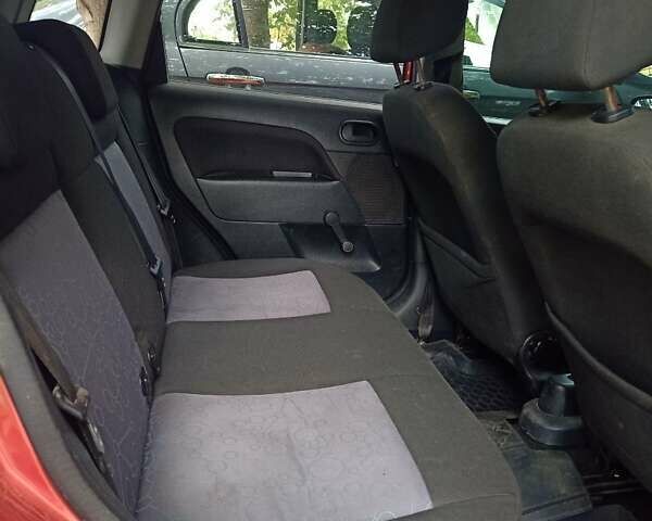 Красный Форд Фиеста, объемом двигателя 1.39 л и пробегом 218 тыс. км за 4100 $, фото 2 на Automoto.ua