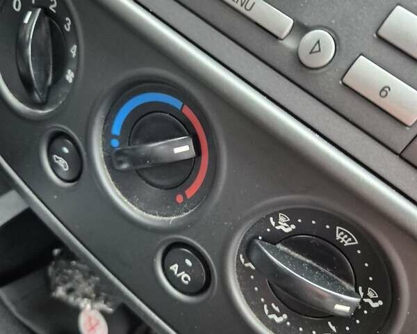 Червоний Форд Фієста, об'ємом двигуна 1.2 л та пробігом 158 тис. км за 3500 $, фото 11 на Automoto.ua