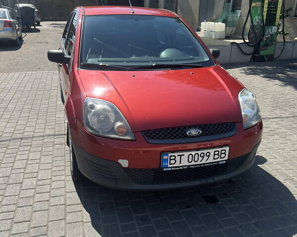 Червоний Форд Фієста, об'ємом двигуна 1.39 л та пробігом 90 тис. км за 5000 $, фото 2 на Automoto.ua