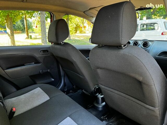 Червоний Форд Фієста, об'ємом двигуна 1.4 л та пробігом 183 тис. км за 4990 $, фото 24 на Automoto.ua