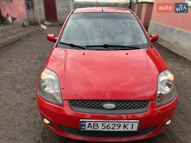 Красный Форд Фиеста, объемом двигателя 1.2 л и пробегом 225 тыс. км за 3950 $, фото 12 на Automoto.ua