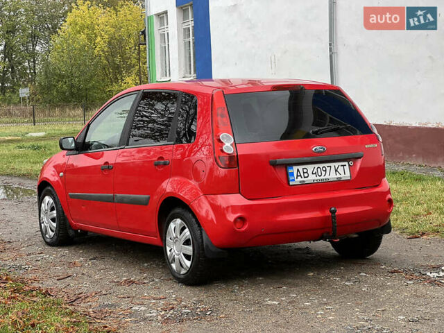 Красный Форд Фиеста, объемом двигателя 1.3 л и пробегом 200 тыс. км за 3300 $, фото 4 на Automoto.ua