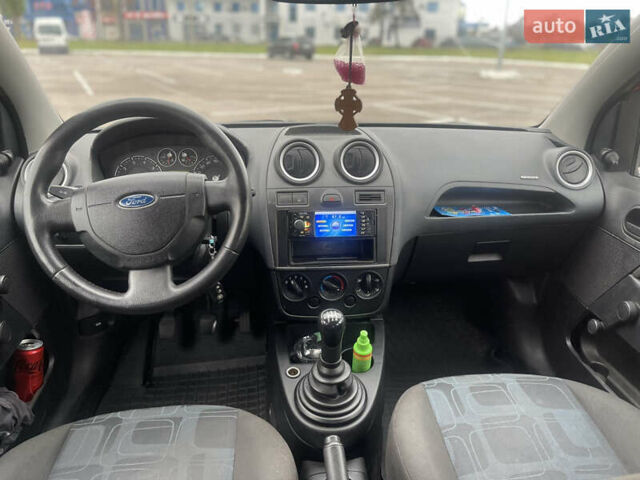 Красный Форд Фиеста, объемом двигателя 1.3 л и пробегом 229 тыс. км за 3300 $, фото 9 на Automoto.ua