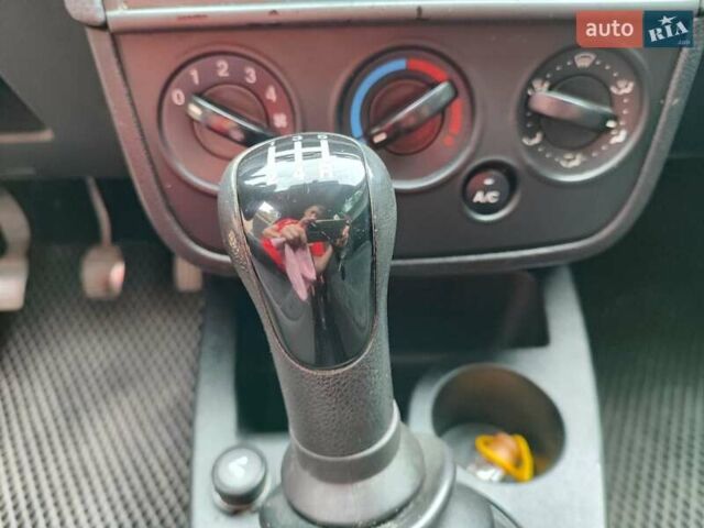 Красный Форд Фиеста, объемом двигателя 1.3 л и пробегом 208 тыс. км за 3599 $, фото 4 на Automoto.ua