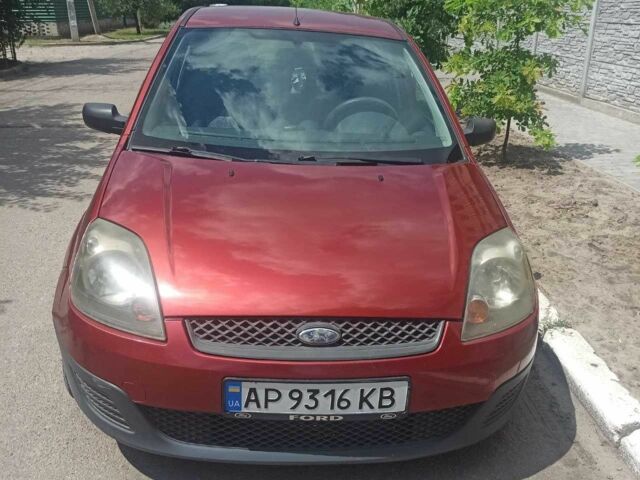 Красный Форд Фиеста, объемом двигателя 1.2 л и пробегом 260 тыс. км за 3590 $, фото 5 на Automoto.ua