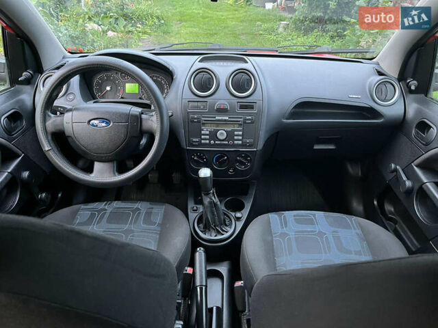 Красный Форд Фиеста, объемом двигателя 1.25 л и пробегом 250 тыс. км за 4300 $, фото 7 на Automoto.ua