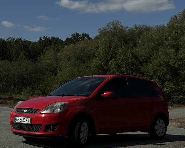 Красный Форд Фиеста, объемом двигателя 1.3 л и пробегом 227 тыс. км за 4500 $, фото 2 на Automoto.ua