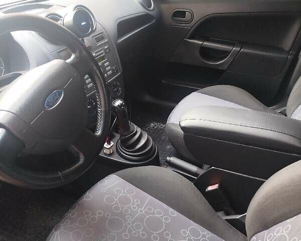 Красный Форд Фиеста, объемом двигателя 1.39 л и пробегом 199 тыс. км за 4000 $, фото 6 на Automoto.ua
