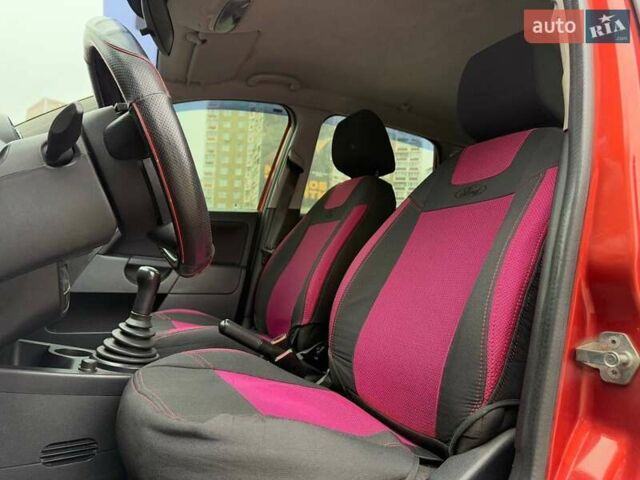 Красный Форд Фиеста, объемом двигателя 1.4 л и пробегом 213 тыс. км за 3190 $, фото 8 на Automoto.ua