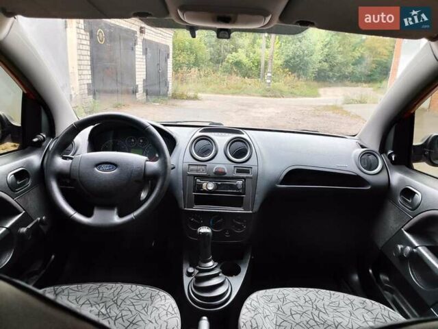 Красный Форд Фиеста, объемом двигателя 1.3 л и пробегом 208 тыс. км за 3599 $, фото 6 на Automoto.ua