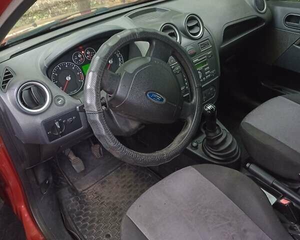 Красный Форд Фиеста, объемом двигателя 1.39 л и пробегом 218 тыс. км за 4100 $, фото 3 на Automoto.ua