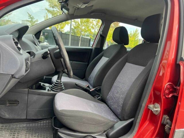 Красный Форд Фиеста, объемом двигателя 1.3 л и пробегом 103 тыс. км за 4790 $, фото 9 на Automoto.ua