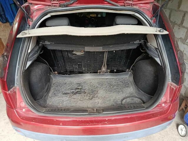 Красный Форд Фиеста, объемом двигателя 1.2 л и пробегом 260 тыс. км за 3590 $, фото 7 на Automoto.ua