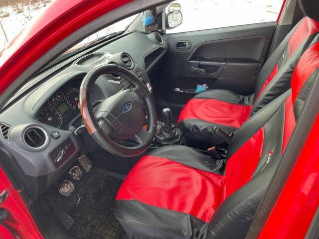 Червоний Форд Фієста, об'ємом двигуна 1.2 л та пробігом 275 тис. км за 2750 $, фото 4 на Automoto.ua