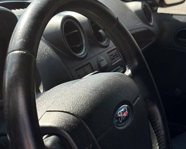 Красный Форд Фиеста, объемом двигателя 1.3 л и пробегом 227 тыс. км за 4500 $, фото 8 на Automoto.ua