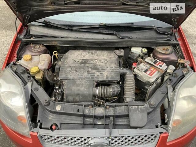 Красный Форд Фиеста, объемом двигателя 1.3 л и пробегом 170 тыс. км за 3900 $, фото 12 на Automoto.ua