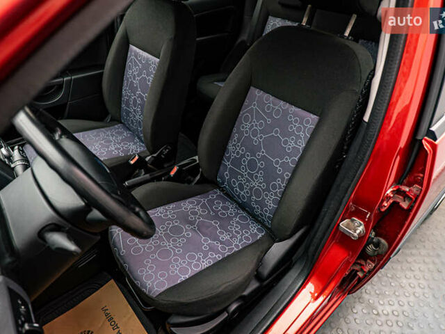 Червоний Форд Фієста, об'ємом двигуна 1.2 л та пробігом 94 тис. км за 4973 $, фото 8 на Automoto.ua