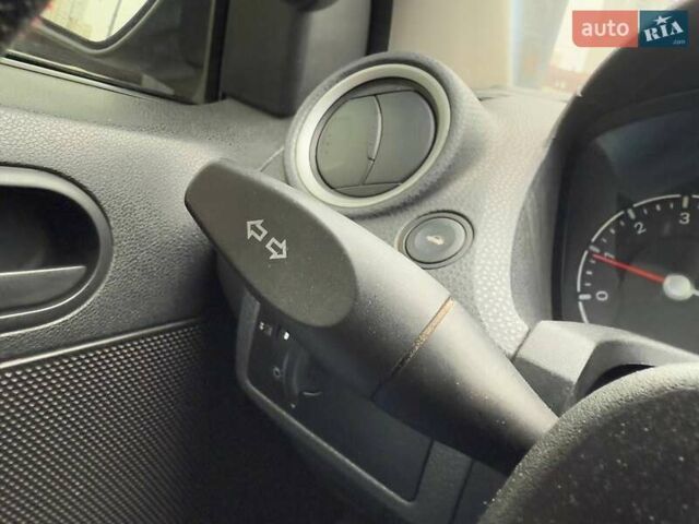 Красный Форд Фиеста, объемом двигателя 1.4 л и пробегом 213 тыс. км за 3190 $, фото 23 на Automoto.ua