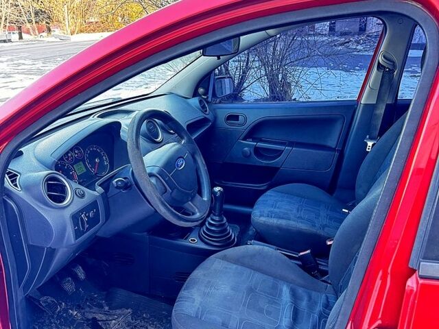 Красный Форд Фиеста, объемом двигателя 1.3 л и пробегом 240 тыс. км за 3500 $, фото 9 на Automoto.ua