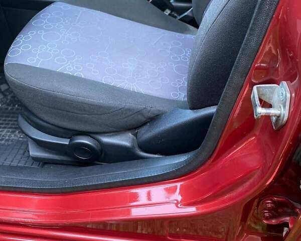 Красный Форд Фиеста, объемом двигателя 1.24 л и пробегом 153 тыс. км за 4500 $, фото 7 на Automoto.ua