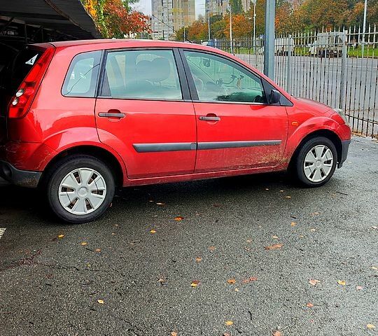 Красный Форд Фиеста, объемом двигателя 1.3 л и пробегом 191 тыс. км за 3950 $, фото 7 на Automoto.ua