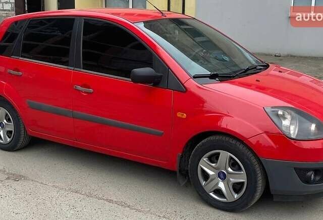Красный Форд Фиеста, объемом двигателя 1.2 л и пробегом 207 тыс. км за 3800 $, фото 1 на Automoto.ua