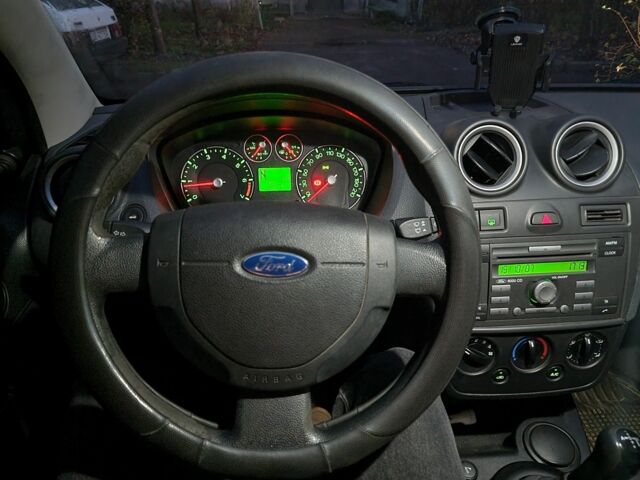 Красный Форд Фиеста, объемом двигателя 1.4 л и пробегом 255 тыс. км за 3100 $, фото 5 на Automoto.ua