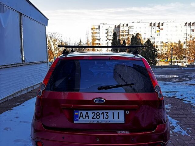 Красный Форд Фиеста, объемом двигателя 1.3 л и пробегом 240 тыс. км за 3500 $, фото 2 на Automoto.ua