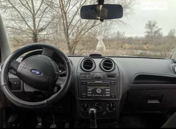 Красный Форд Фиеста, объемом двигателя 1.2 л и пробегом 260 тыс. км за 3590 $, фото 10 на Automoto.ua