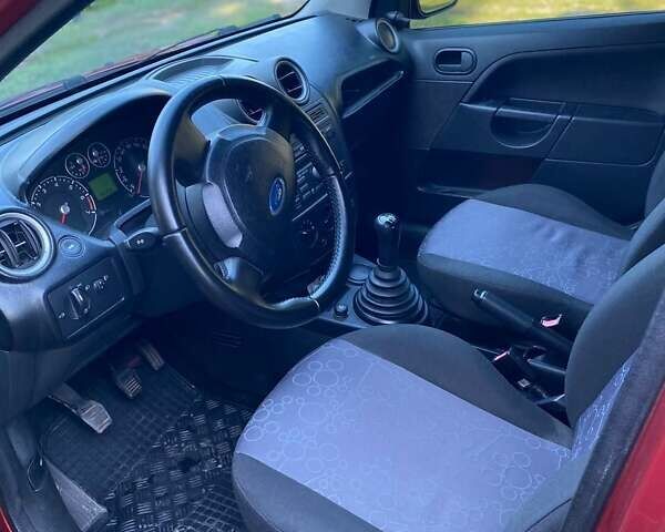 Красный Форд Фиеста, объемом двигателя 1.24 л и пробегом 150 тыс. км за 4800 $, фото 6 на Automoto.ua