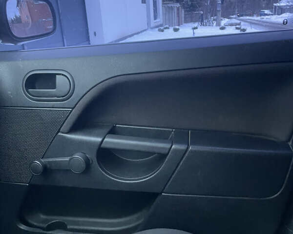 Червоний Форд Фієста, об'ємом двигуна 1.24 л та пробігом 300 тис. км за 3250 $, фото 11 на Automoto.ua