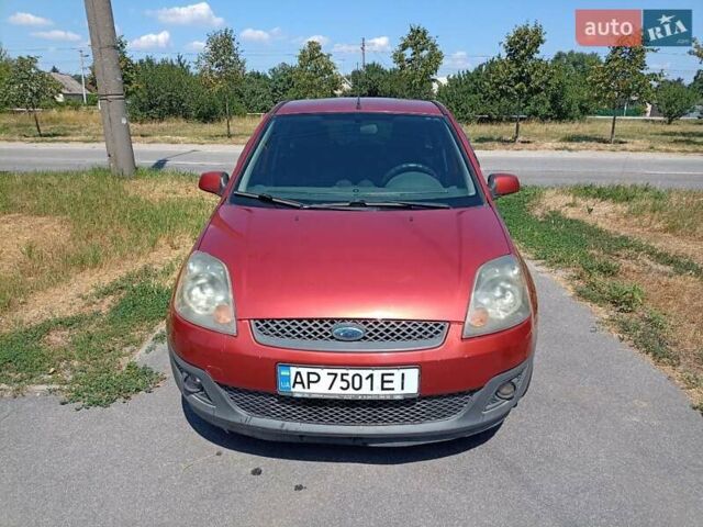 Красный Форд Фиеста, объемом двигателя 1.39 л и пробегом 218 тыс. км за 4100 $, фото 7 на Automoto.ua