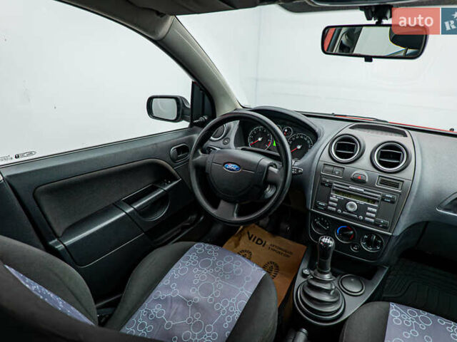 Червоний Форд Фієста, об'ємом двигуна 1.2 л та пробігом 94 тис. км за 4973 $, фото 10 на Automoto.ua