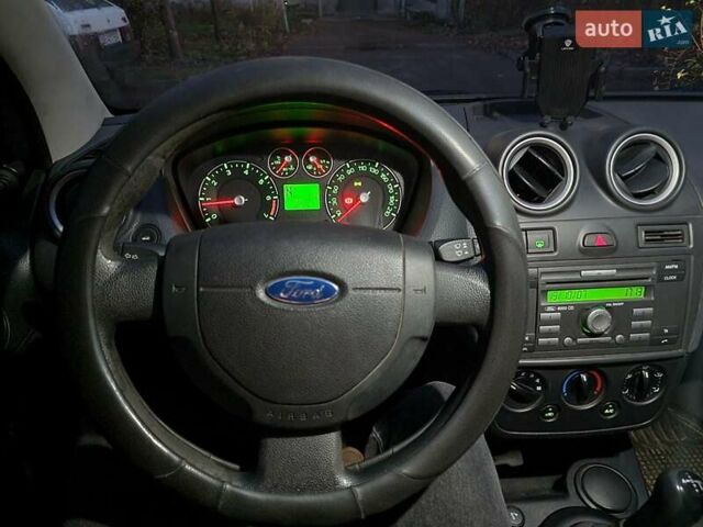 Красный Форд Фиеста, объемом двигателя 1.39 л и пробегом 255 тыс. км за 3250 $, фото 10 на Automoto.ua