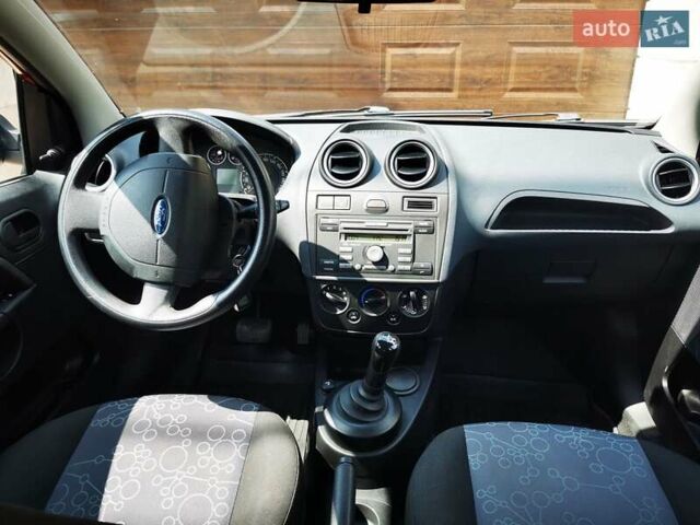 Червоний Форд Фієста, об'ємом двигуна 1.4 л та пробігом 130 тис. км за 4999 $, фото 24 на Automoto.ua