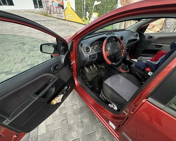 Красный Форд Фиеста, объемом двигателя 1.39 л и пробегом 249 тыс. км за 3900 $, фото 6 на Automoto.ua